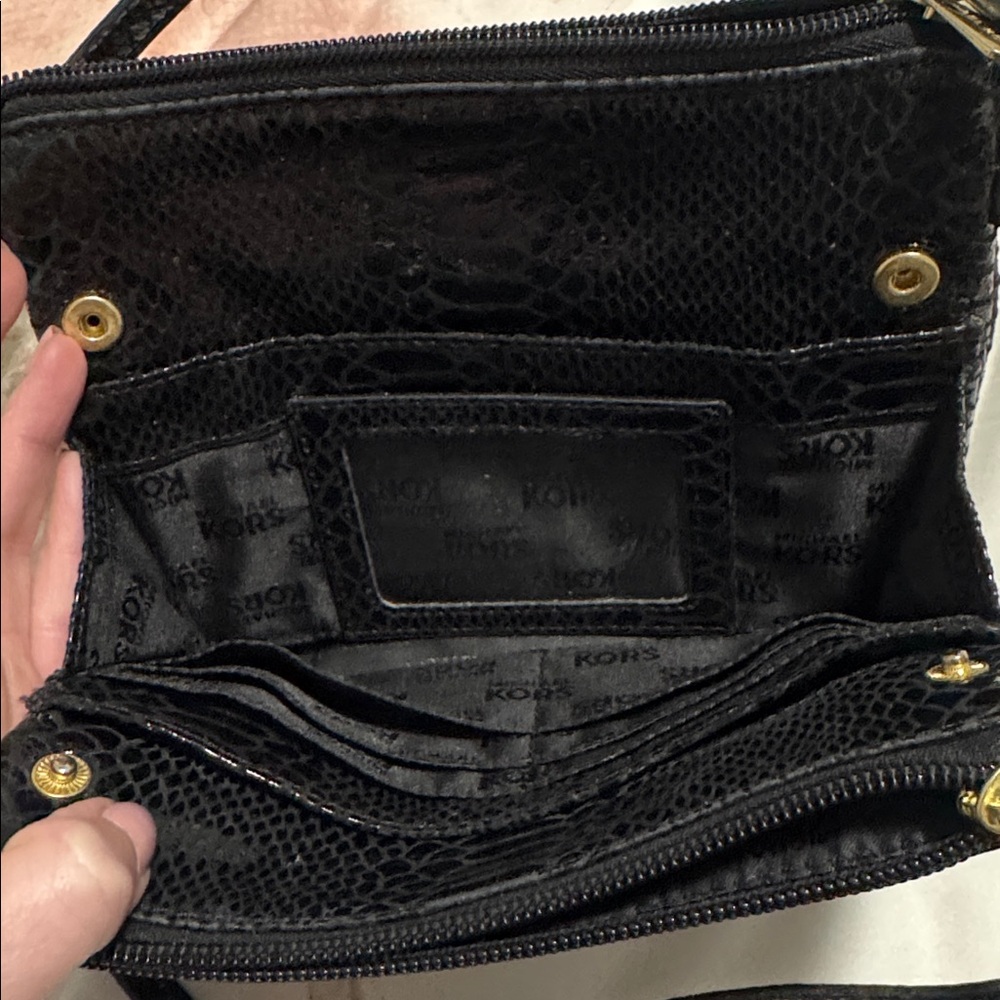 Michael Kors Black shiny leather snake skin cross body purse gold hardware - Picture 5 of 14